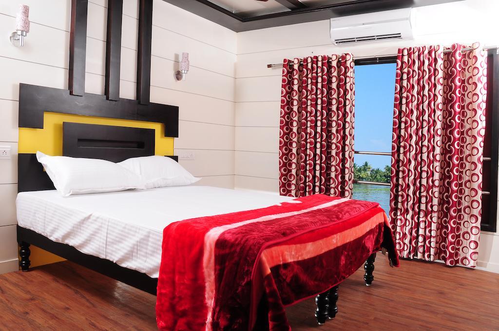 Vaishnav Tours Hotel Alappuzha Room photo