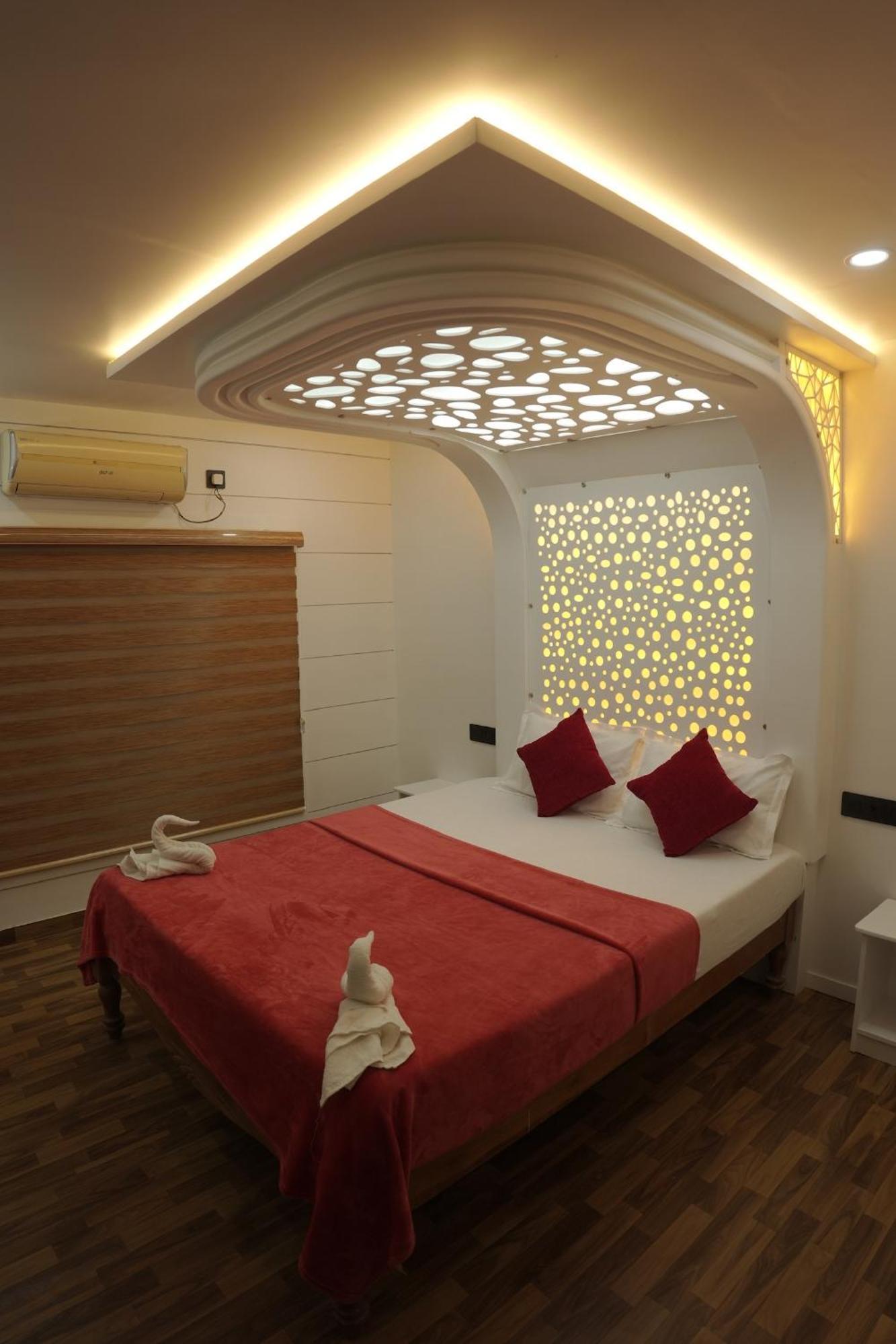 Vaishnav Tours Hotel Alappuzha Exterior photo