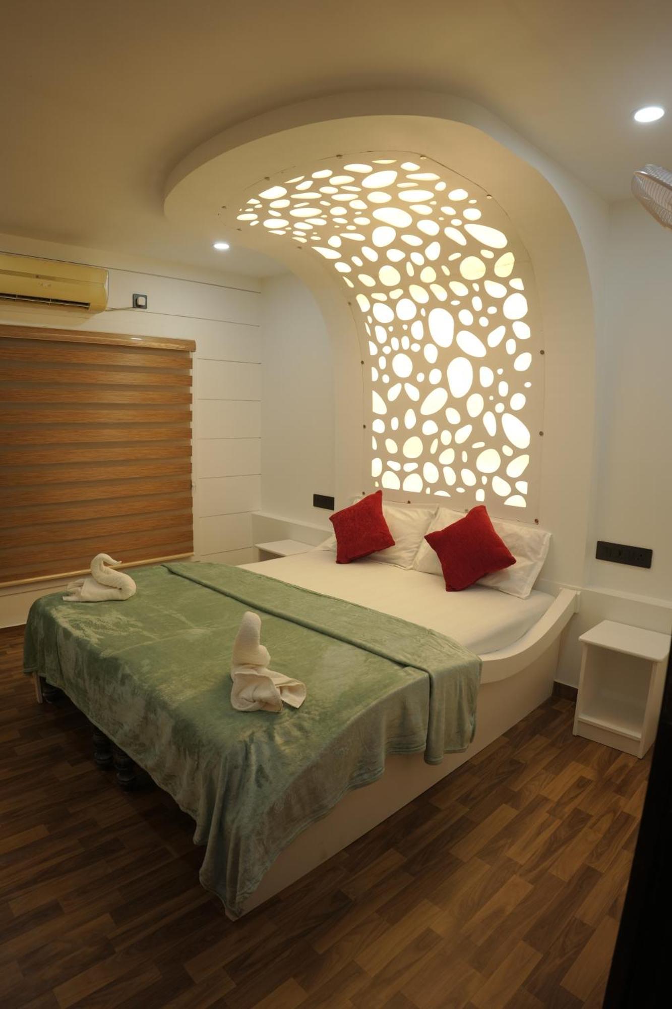 Vaishnav Tours Hotel Alappuzha Exterior photo