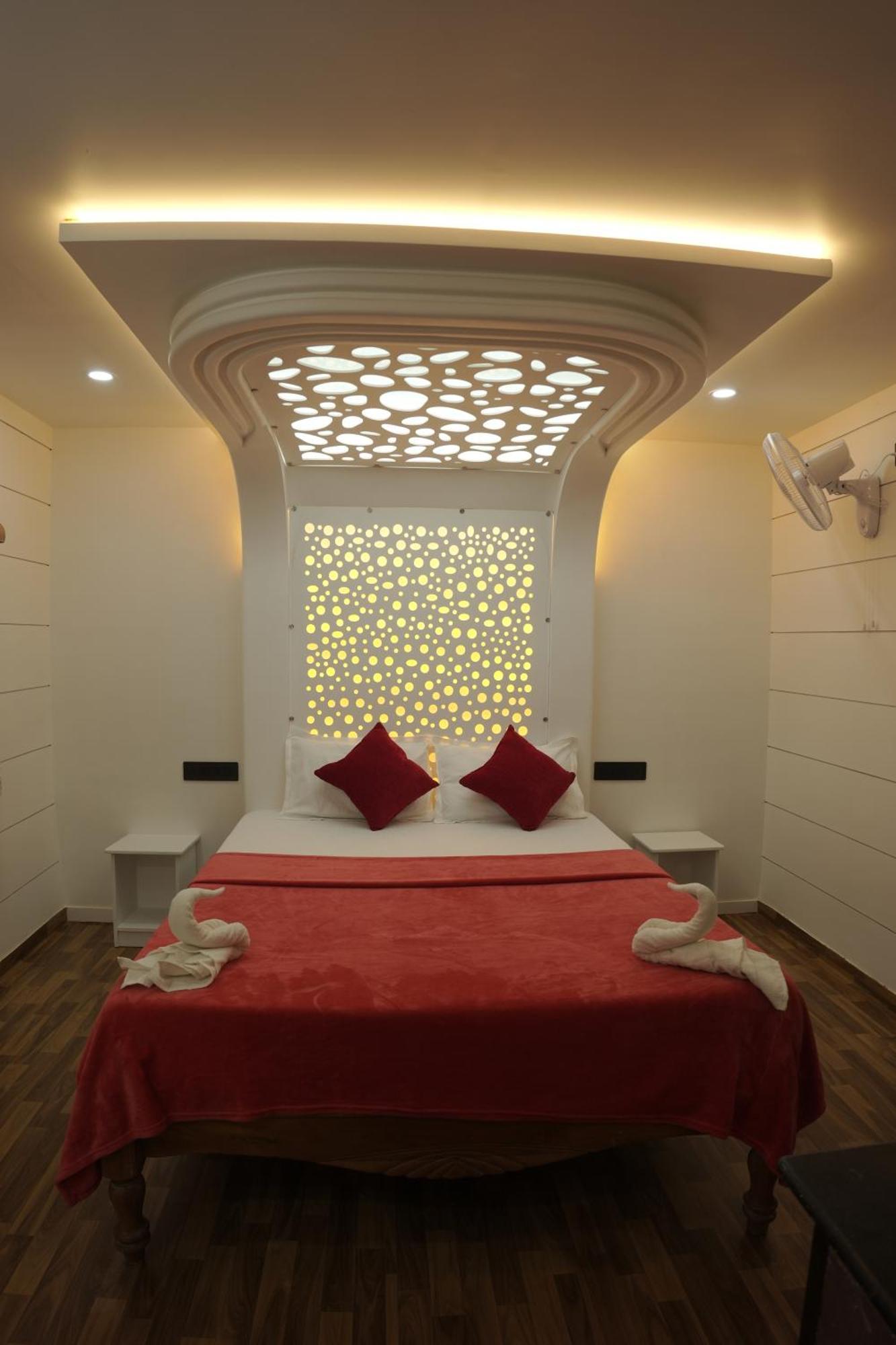 Vaishnav Tours Hotel Alappuzha Exterior photo