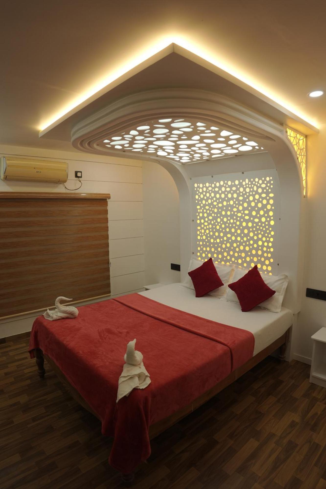 Vaishnav Tours Hotel Alappuzha Exterior photo