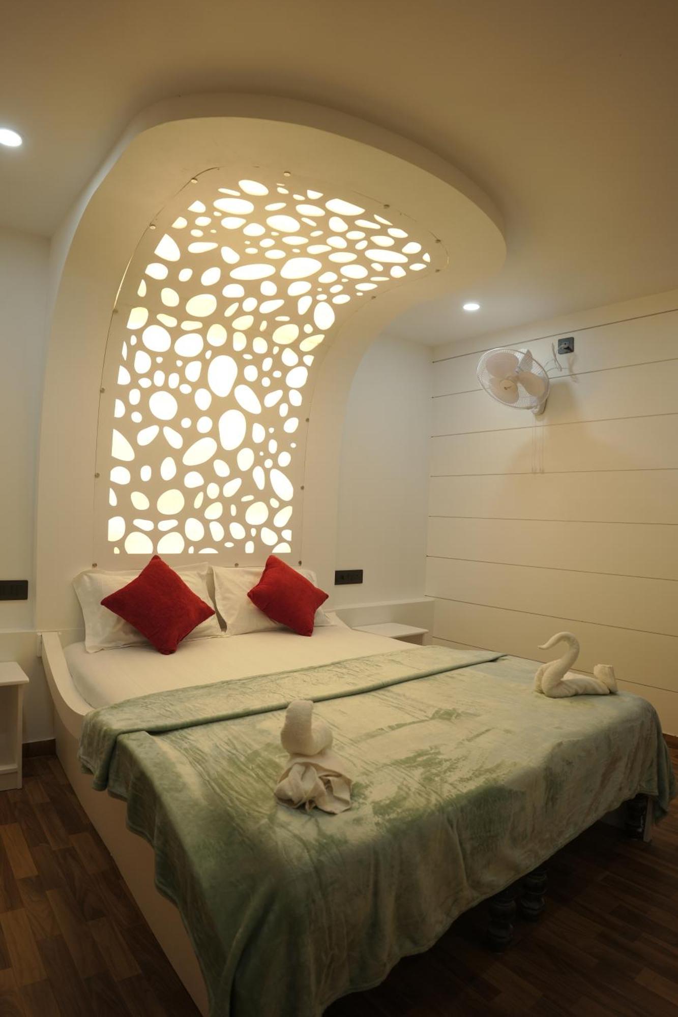 Vaishnav Tours Hotel Alappuzha Exterior photo