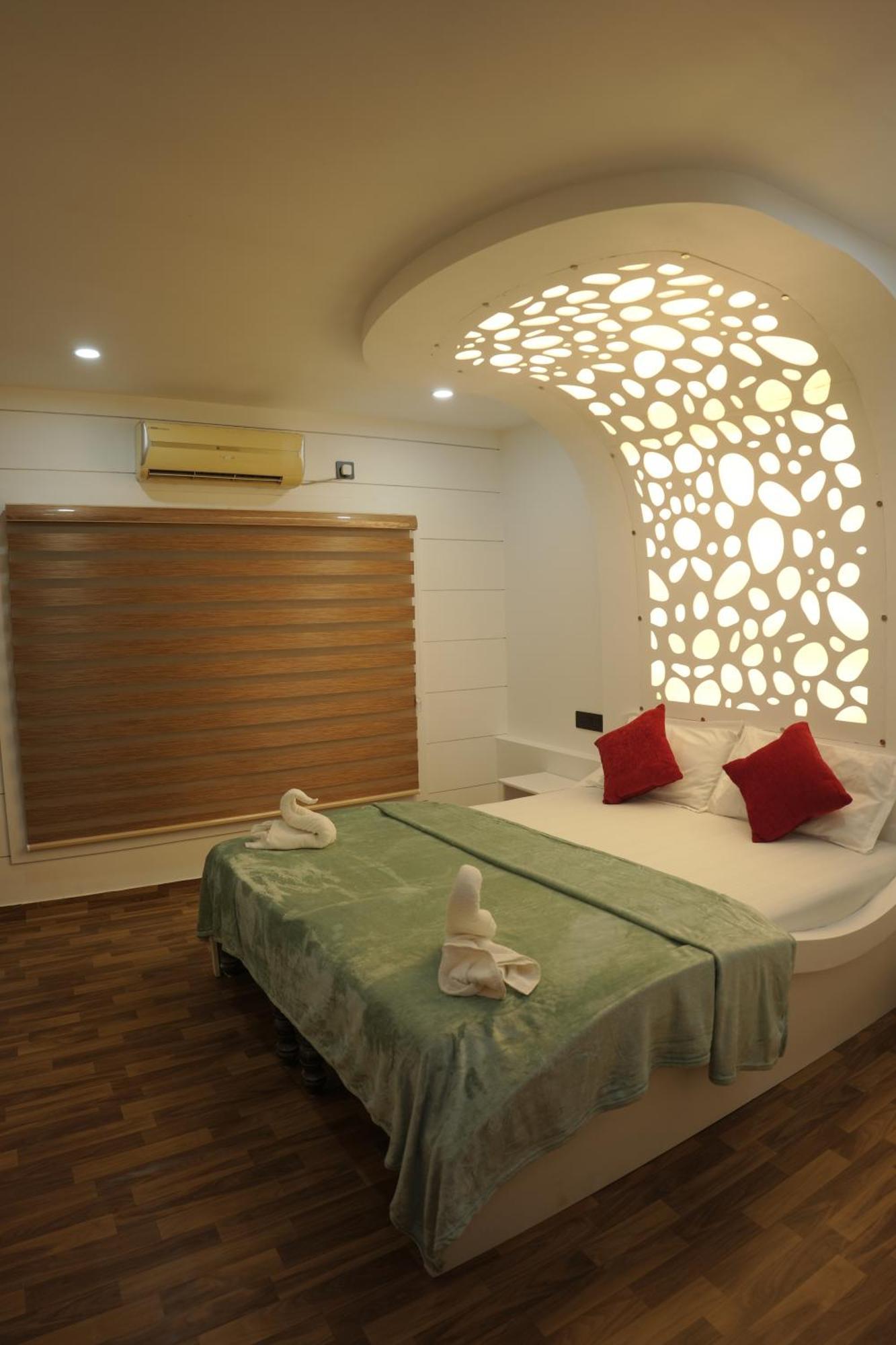 Vaishnav Tours Hotel Alappuzha Exterior photo