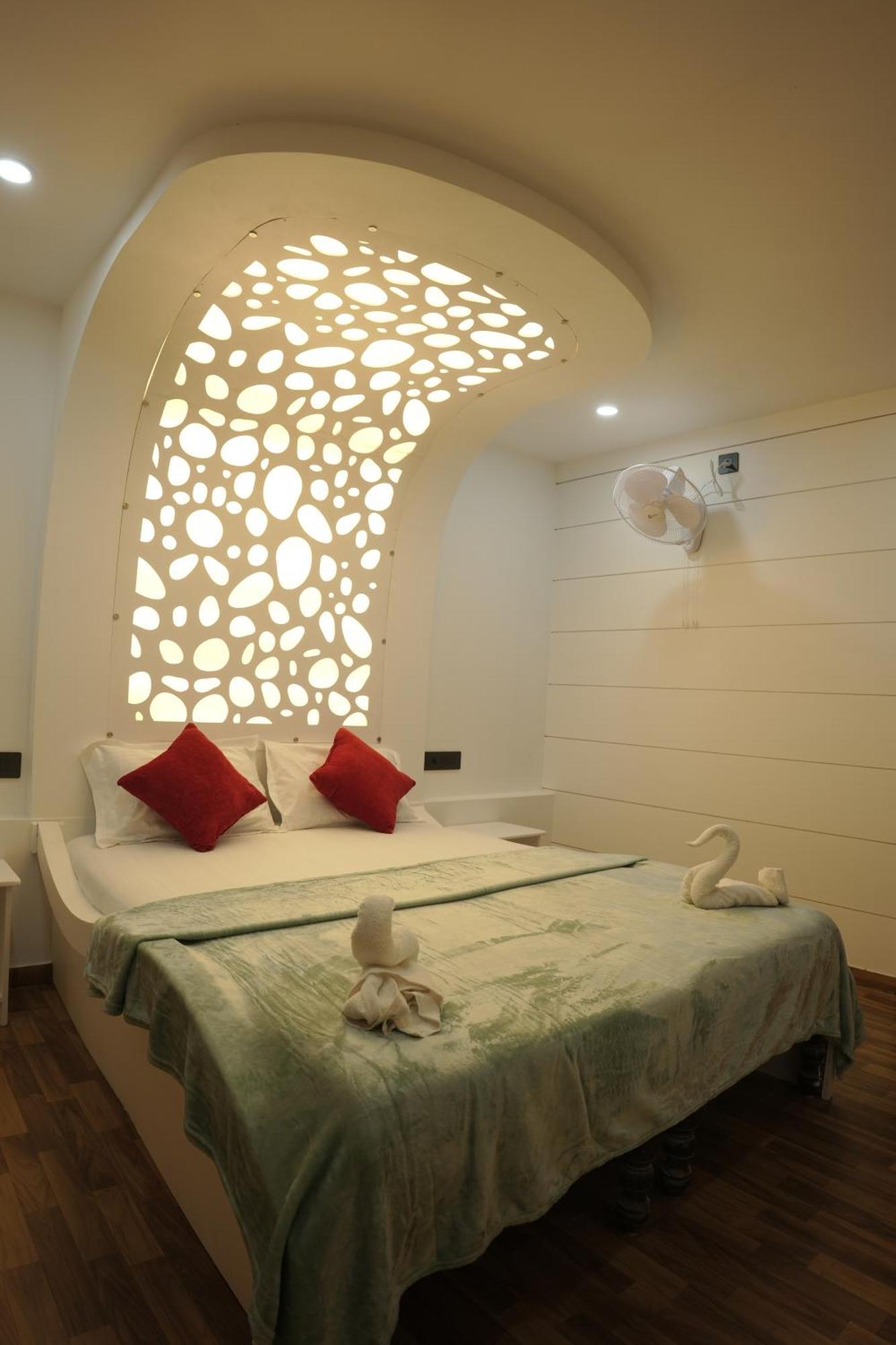 Vaishnav Tours Hotel Alappuzha Exterior photo
